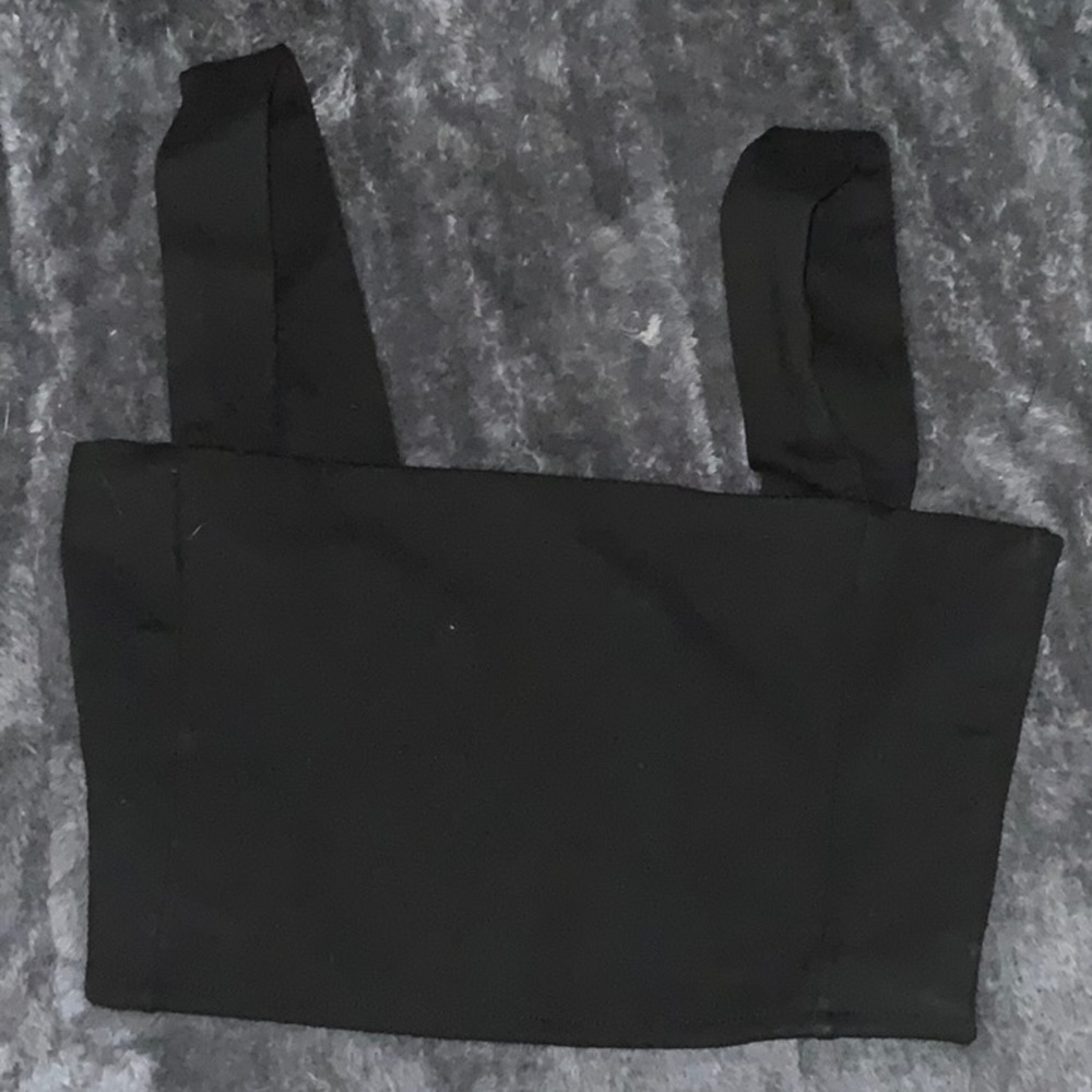 Black cropped tank